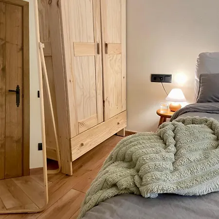 Un Poble Precios Apartment
